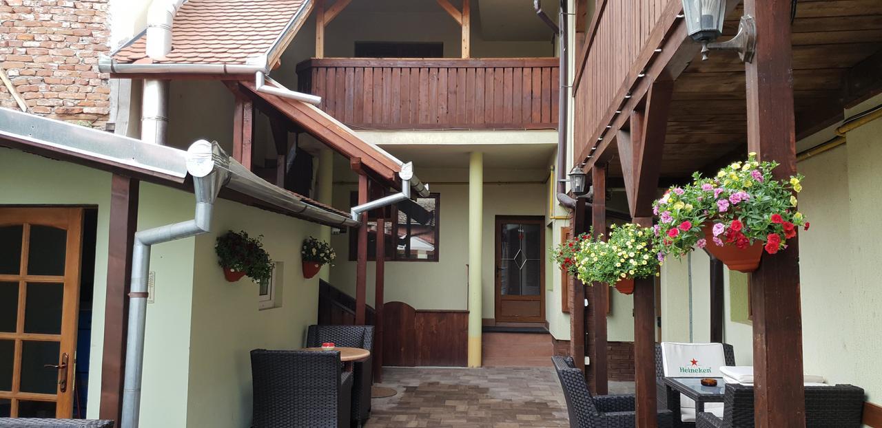 Pensiunea Cocosul Rosu Sibiu Buitenkant foto